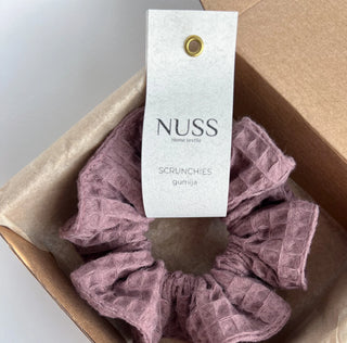 Nuss Matu gumijas dažādās krāsas - rozā, balta, pelēka, gaiši zaļa. Matu gumijas scrunchie no kokvilnas auduma saliktas čupiņā