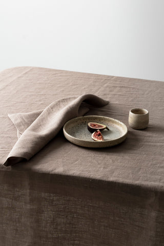 brūns galdauts un salvete