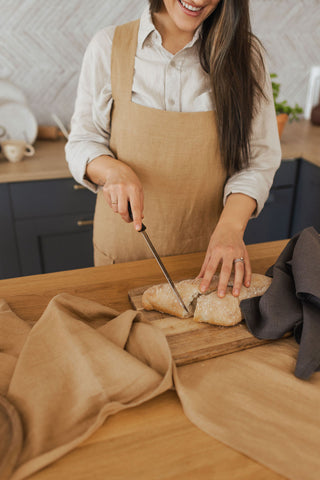 Sieviešu lina priekšauts virtuvei, radīts Latvijā, roku darbs
