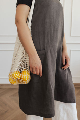 Pelēks lina priekšauts sievietēm dārza darbiem un virtuves darbiem.