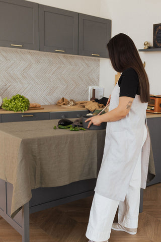 Sieviešu lina priekšauts gaiši pelēkā krāsā ar kabatām, virtuves un dārza darbiem.