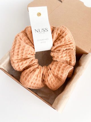 Karameļu krāsas matu gumija - ''scrunchie''