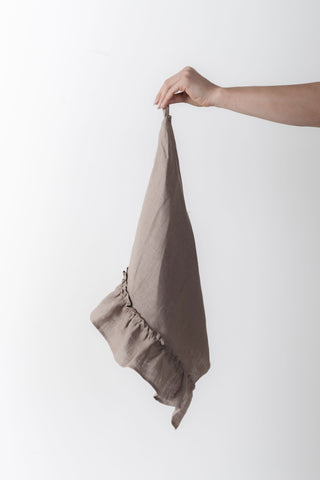 lina dvieļi ar volānu rokā