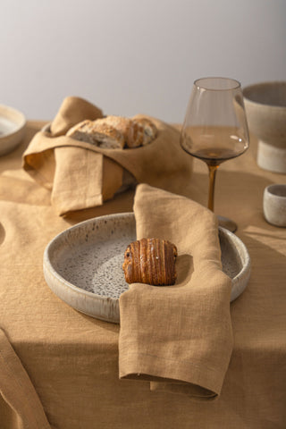 Lina salvetes uz galda klājumā