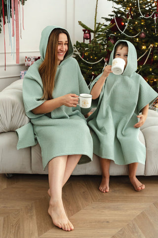 Piparmētru zaļš pludmales dvielis bērniem ar kapuci
Mint green beach towel for kids with hood