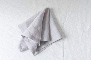 gaiši pelēkas lina salvetes tuvplānā