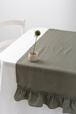 Olīvzaļš lina galda celiņš ar volāniem ar ziedu