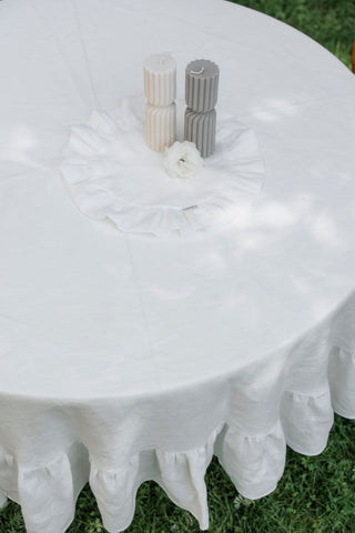 Balts lina galdauts ar volāniem apaļam galdam / White linen tablecloth with ruffles for round table