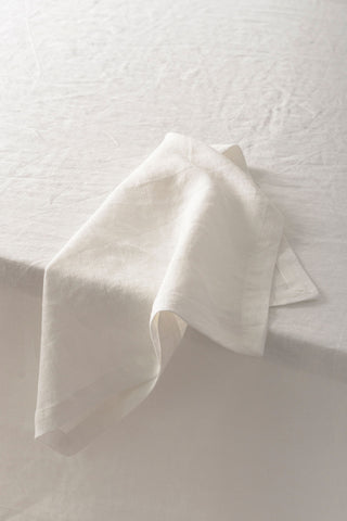 baltas lina salvetes uz galda