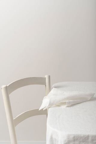 balts galdauts ar salveti