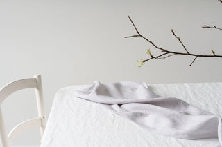 lina celiņš uz galda ar zaru