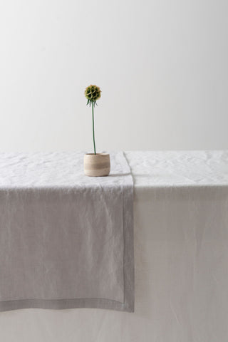 gaiši pelēks lina celiņš ar ziedu