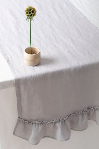 gaiši pelēks lina celiņš ar volānu