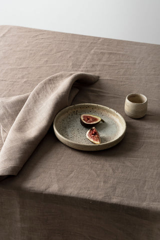 brūnas lina salvetes ar galdautu