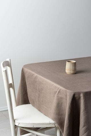 brūns galdauts ar krūzi