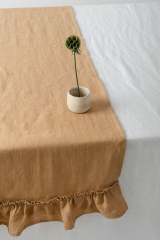 karameļu lina celiņš ar volāniem un vāzi