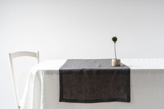 pelēks lina celiņš uzklāts uz galda