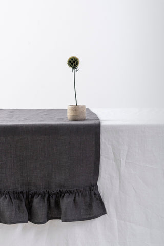 pelēks lina celiņš no sāna