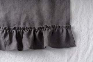 lina celiņš ar volānu tuvplāns