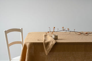 karameļu krāsas galdauts garš