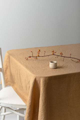 karameļu krāsas galdauts