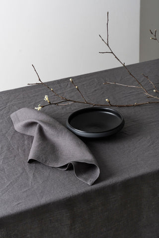 PELĒKAS LINA SALVETES uz pelēka galdauta