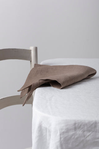 brūnas lina salvetes salocītas