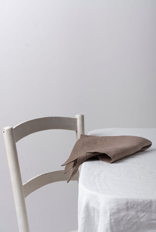 brūnas lina salvetes salocīta uz galda