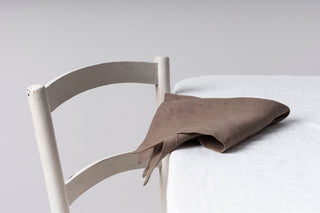 brūnas lina salvetes uz galda