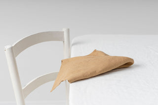 lina salvete uz galda