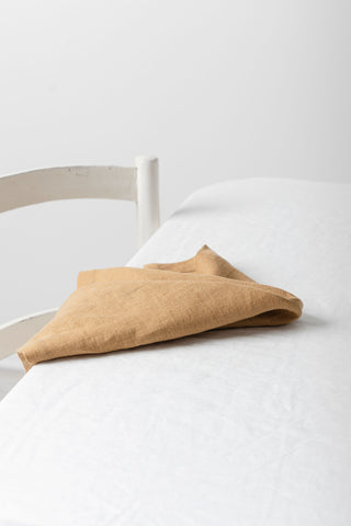 lina salvete uz balta galdauta