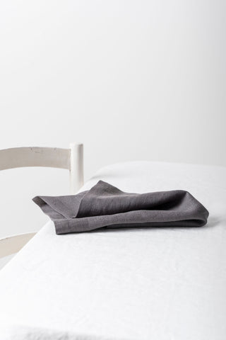 PELĒKAS LINA SALVETES uz galda