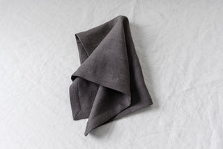 PELĒKAS LINA SALVETES uz balta galdauta