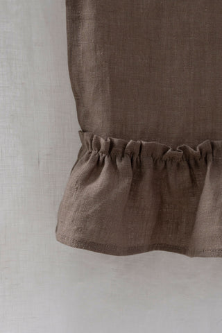 Brūns lina galda celiņš ar volāniem sānu volāns