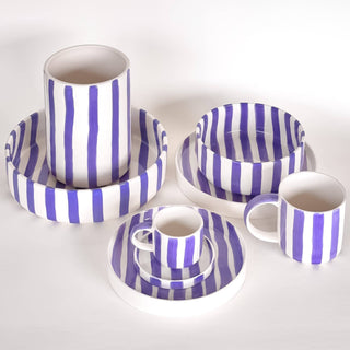 Pasteļvioleta keramikas krūze ar vertikālām svītrām - 300ml.