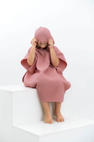 Rozā dvielis bērniem ar kapuci - persiku krāsas pončo
Pink towel for kids with hood - peach color poncho
